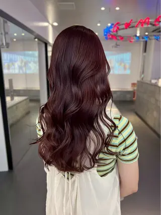 ロング カラー ちなみ／ハイトーン／ デザインカラーのヘアスタイル
