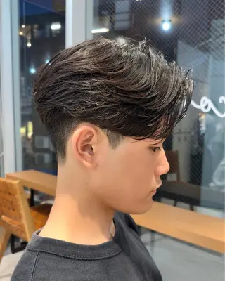 ショート メンズ ハイトーンニュアンス 毛流れシャドウパーマのヘアスタイル