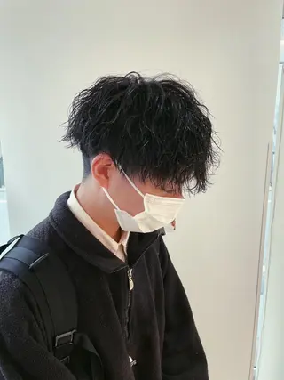 パーマ メンズ 渡部凌我 小顔ウルフ ハイトーンカラーのヘアスタイル