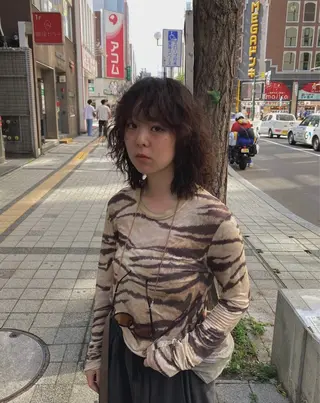 セミロング パーマ 透明感カラー レイヤー亀井唯登のヘアスタイル