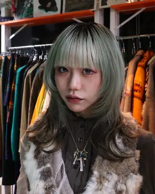 ミディアム カラー レイヤー/ブリーチ iwamiya岩見谷のヘアスタイル