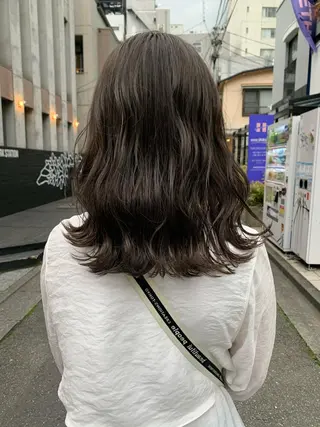 ミディアム カラー ネイル ハイトーンボブ 前田 表参道　グレージュのヘアスタイル