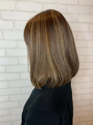 セミロング カラー 秋葉 万柚子のヘアスタイル