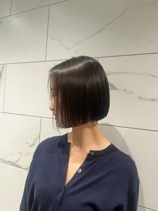 ミディアム 切りっぱなしボブ/ 艶カラー/綾莉のヘアスタイル