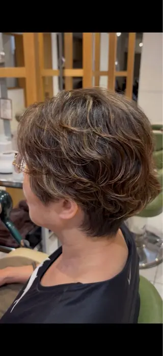 ショート パーマ ハイライトカラー レイヤーカットのヘアスタイル