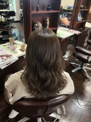 ミディアム カラー 白阪 真子のヘアスタイル