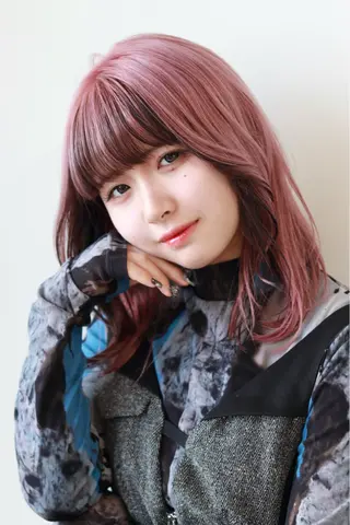 ミディアム カラー 由比藤理子 ブリーチカラー🌈のヘアスタイル