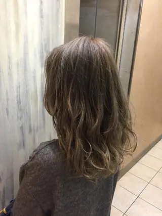 ミディアム カラー ブリーチ特化 梅田本多翔のヘアスタイル