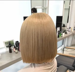 ミディアム ハイトーン/ グレージュ/レイヤーのヘアスタイル