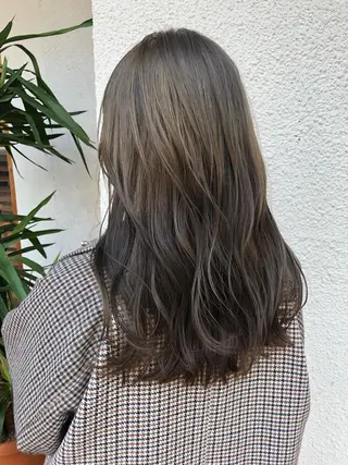 カラー kana .オリーブ /ナチュラルヘアのヘアスタイル