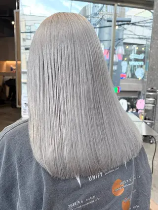 ロング 失敗しないハイトーン ミルクティーベージュのヘアスタイル