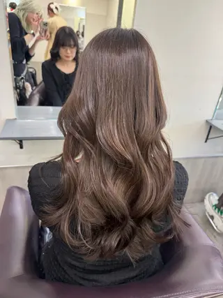ロング 赤みなしオリーブ ハイトーン×レイヤーのヘアスタイル