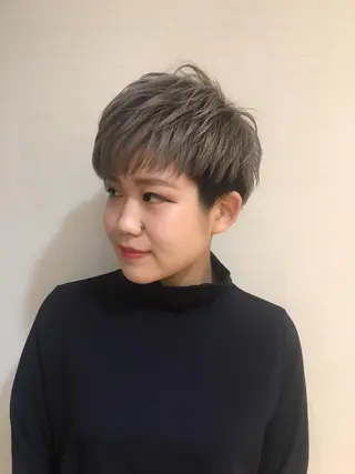 ショート カラー 白浜 サキのヘアスタイル
