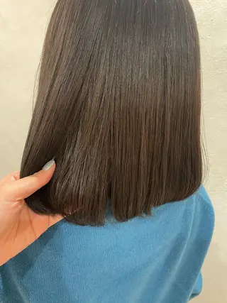 ミディアム 透明感オリーブ🫒/ ブリーチなしWカラーのヘアスタイル