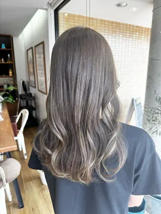 ロング カラー ツキダテ ユイのヘアスタイル
