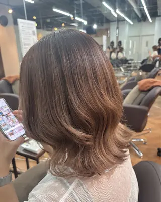 ミディアム カラー 透明感ブラウン｜ レイヤー｜小寺 葵のヘアスタイル