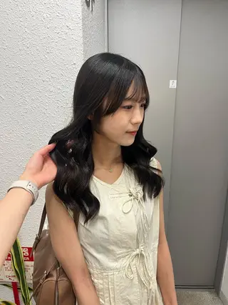 セミロング 塩川ももこ/ 自然な縮毛矯正のヘアスタイル