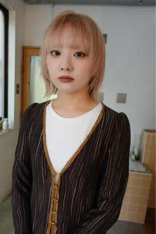 セミロング カラー 顔周りレイヤーカット ブリーチminamiのヘアスタイル
