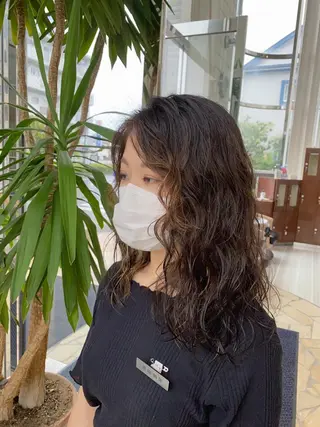 セミロング パーマ サントス 芳美のヘアスタイル