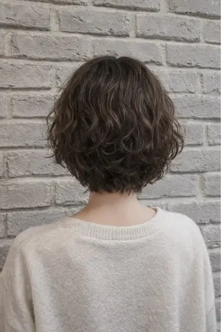 ミディアム パーマ 艶カラー✨️派手髪 🦄renのヘアスタイル