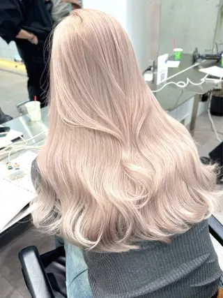 セミロング ハイトーン💎 ホワイトベージュ坪谷のヘアスタイル
