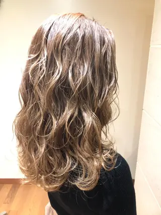 セミロング ハイトーン得意😍 Lumiereのヘアスタイル