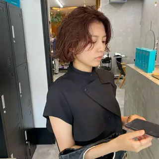 ミディアム パーマ ブロンド/ブリーチ 【SITY.】のヘアスタイル