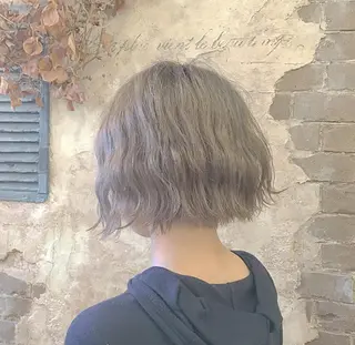 ショート カラー ブリーチ、パーマ 西部笑のヘアスタイル