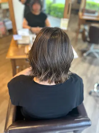 ミディアム カラー 井上 花音のヘアスタイル