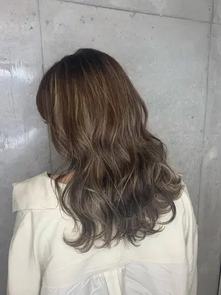 ロング カラー 梅本 有希のヘアスタイル