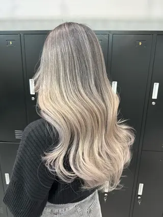 ロング カラー ミルクティーカラー グレージュ　高山慧輔のヘアスタイル