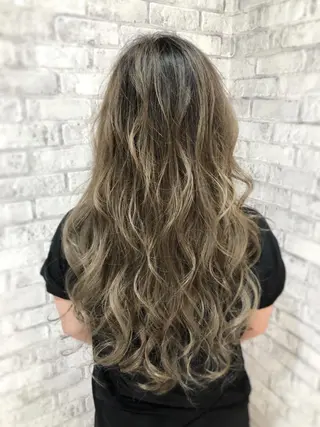ロング カラー ヘアアレンジ 秋山 幸太のヘアスタイル