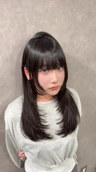 ロング がわ/ハイレイヤー /ハイトーンカラーのヘアスタイル