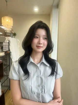 セミロング 喜屋武 美月のヘアスタイル