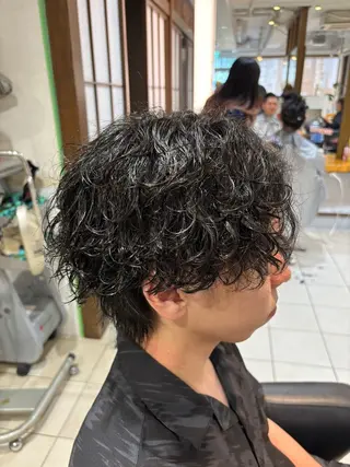 ショート パーマ メンズ 塩崎 絢世のヘアスタイル