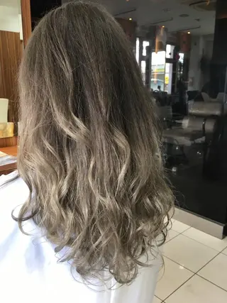 セミロング カラー 白髪ぼかしハイライト 柳川拓哉のヘアスタイル