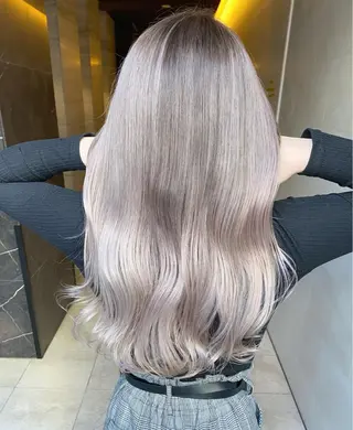 セミロング ブリーチ 透明感HIDEのヘアスタイル