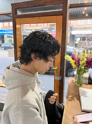ミディアム パーマ メンズ Lisa 海外風スパイラルのヘアスタイル