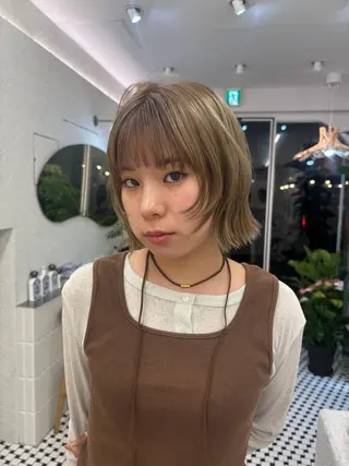 ショート 🧸柔らかベージュ/ 顔周りレイヤー/ミクのヘアスタイル
