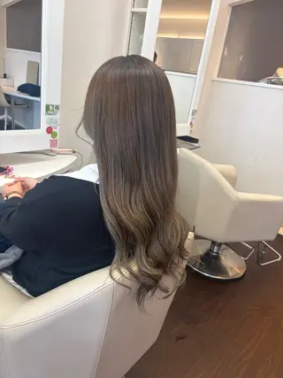 ロング 秋山 麗奈のヘアスタイル