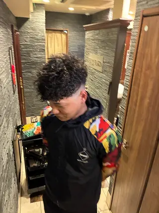 パーマ メンズ ワガ カズマのヘアスタイル