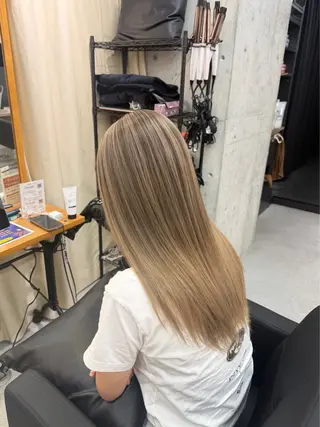 カラー MIU ciera.堀江のヘアスタイル