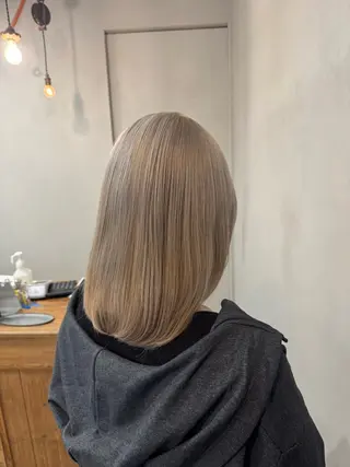 カラー もも ボブ/艶カラーのヘアスタイル