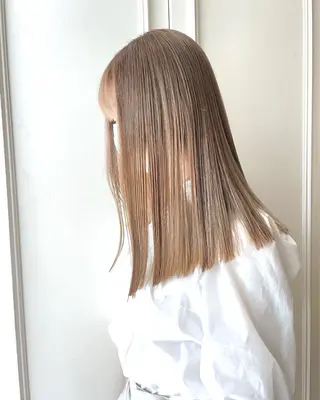 セミロング 髪質改善　ハイトーン 艶髪　川﨑　翼のヘアスタイル