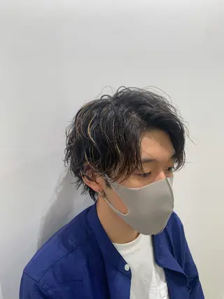 メンズ 渡部凌我 小顔ウルフ ハイトーンカラーのヘアスタイル