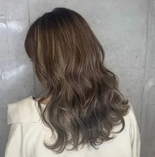 ロング カラー 梅本 有希のヘアスタイル