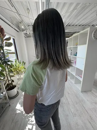 ミディアム カラー 小山 明菜のヘアスタイル