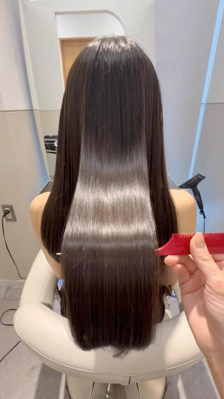 Xトリートメントでうるつや髪に
レイヤーカットで動きのあるヘア 