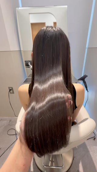 Xトリートメントでうるつや髪に
レイヤーカットで動きのあるヘア 