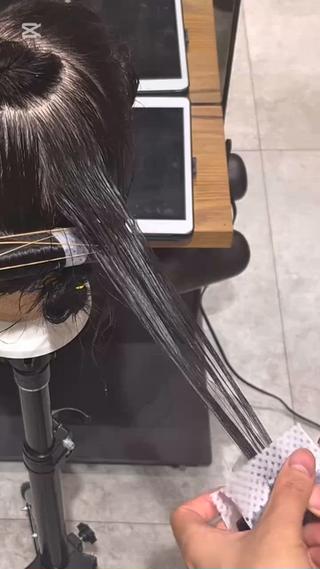 コテ巻き風デジタルパーマの巻いてる工程です。